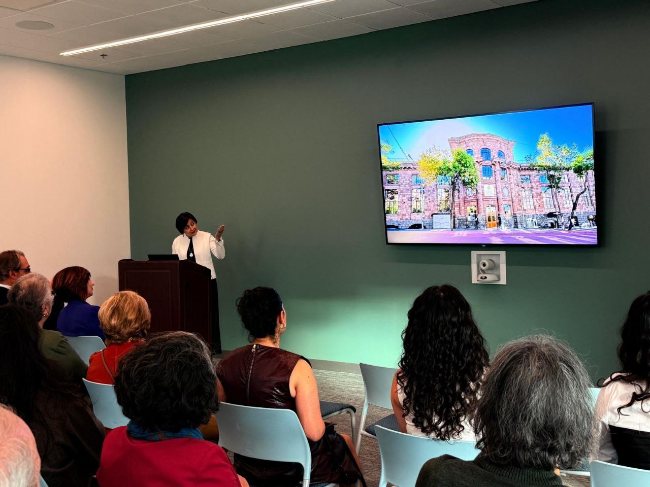 photo_5206388111477247660_y