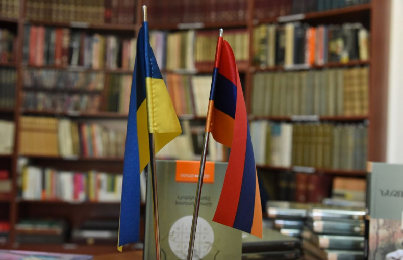 Посольство Украины передало в дар Национальной библиотеке Армении новые книги украинских писателей, переведенных на армянский язык