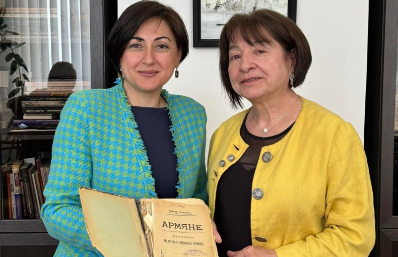 Известная журналистка Ирина Тосунян передала Национальной библиотеке Армении три замечательные книги со своим  автографом