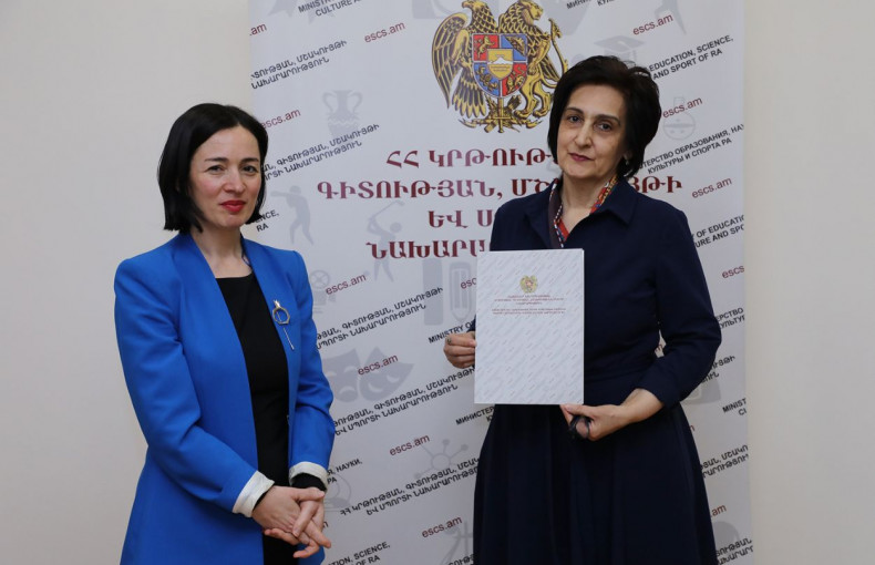 Приказом министра образования и культуры Республики Армения семи специалистам были выданы аттестаты