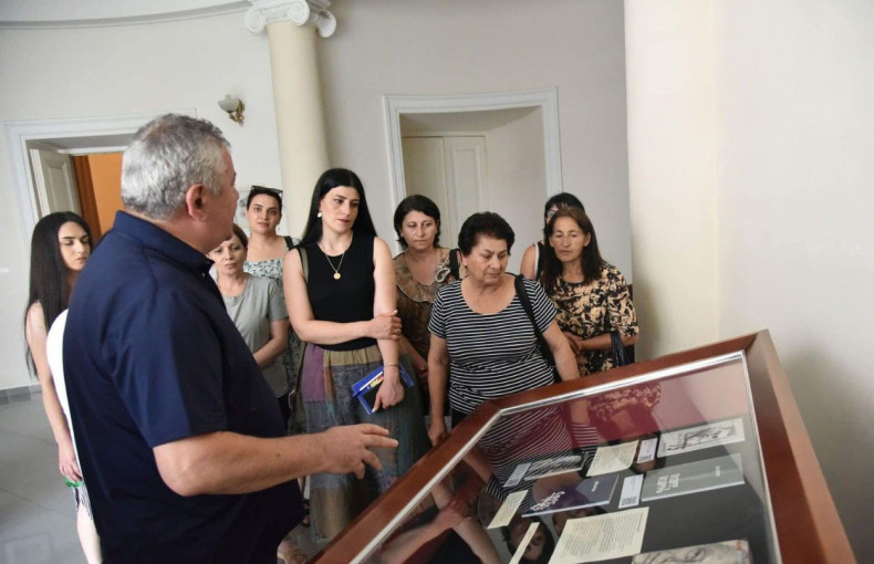 Visit public libraries of the Vedia region